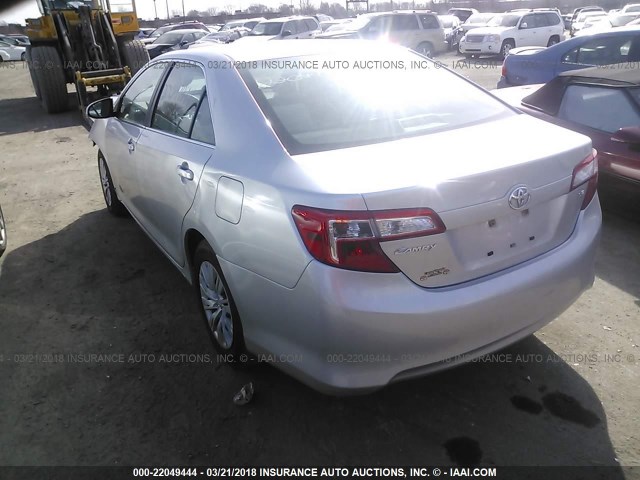 4T4BF1FK8CR241812 - 2012 TOYOTA CAMRY SE/LE/XLE SILVER photo 3