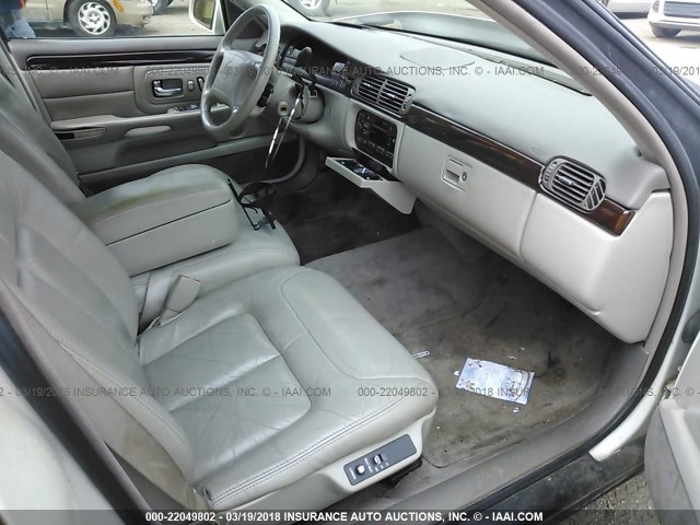 1G6KE52Y2VU221404 - 1997 CADILLAC DEVILLE DELEGANCE WHITE photo 5