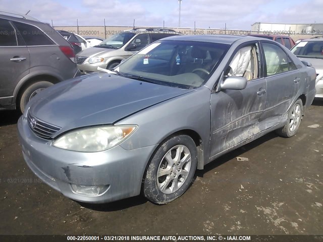 4T1BF30KX6U622239 - 2006 TOYOTA CAMRY LE/XLE/SE SILVER photo 2