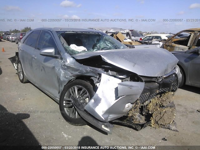 4T1BF1FK0HU658763 - 2017 TOYOTA CAMRY LE/XLE/SE/XSE SILVER photo 1