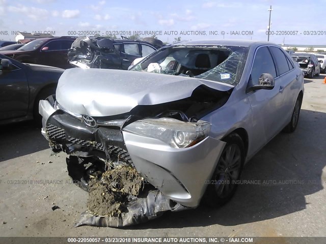 4T1BF1FK0HU658763 - 2017 TOYOTA CAMRY LE/XLE/SE/XSE SILVER photo 2
