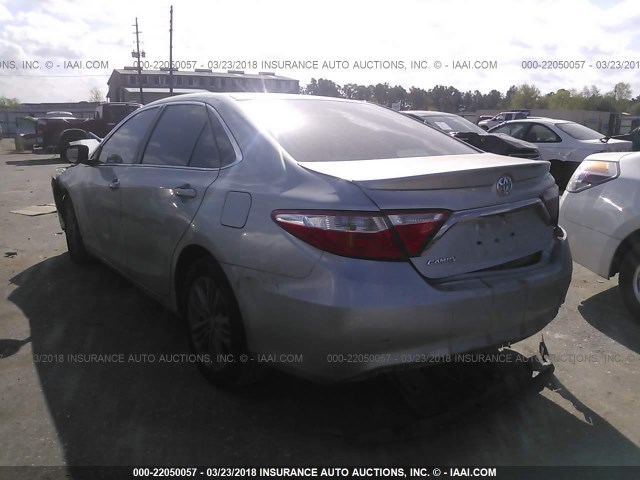 4T1BF1FK0HU658763 - 2017 TOYOTA CAMRY LE/XLE/SE/XSE SILVER photo 3