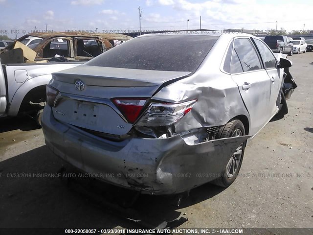 4T1BF1FK0HU658763 - 2017 TOYOTA CAMRY LE/XLE/SE/XSE SILVER photo 4