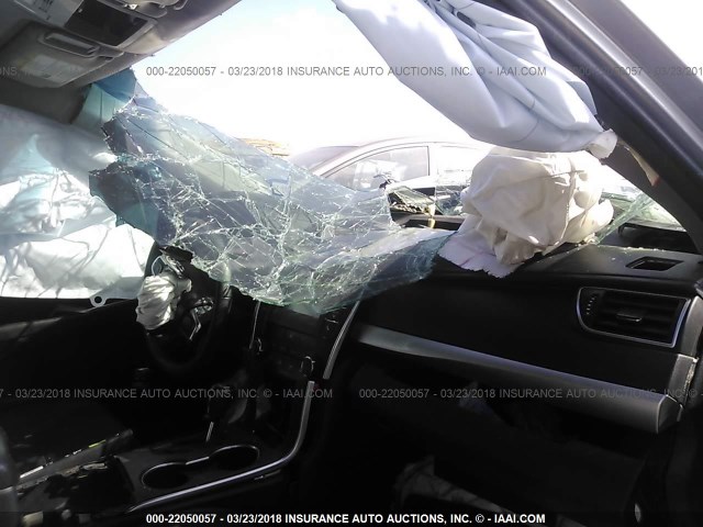 4T1BF1FK0HU658763 - 2017 TOYOTA CAMRY LE/XLE/SE/XSE SILVER photo 5