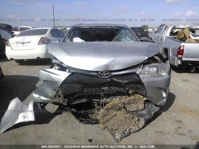 4T1BF1FK0HU658763 - 2017 TOYOTA CAMRY LE/XLE/SE/XSE SILVER photo 6