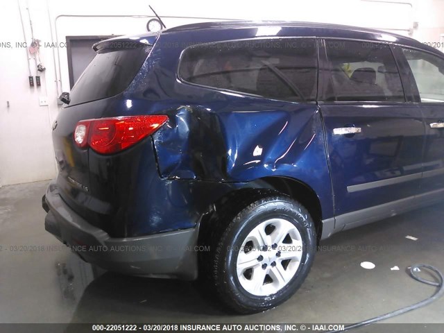 1GNKVEED5BJ352899 - 2011 CHEVROLET TRAVERSE LS BLUE photo 6