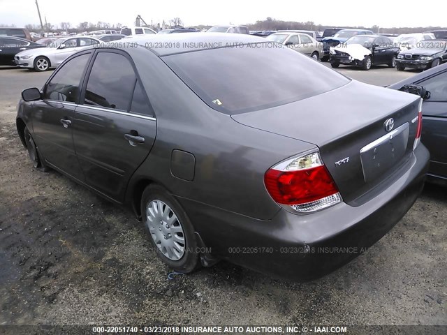 JTDBE32K953025219 - 2005 TOYOTA CAMRY LE/XLE/SE TAN photo 3