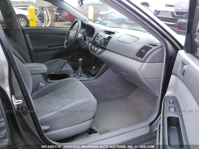 JTDBE32K953025219 - 2005 TOYOTA CAMRY LE/XLE/SE TAN photo 5