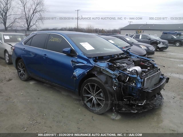 4T1BF1FK5HU625273 - 2017 TOYOTA CAMRY LE/XLE/SE/XSE Blau Foto 1