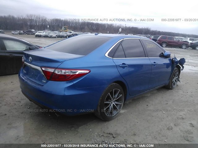 4T1BF1FK5HU625273 - 2017 TOYOTA CAMRY LE/XLE/SE/XSE BLUE photo 4