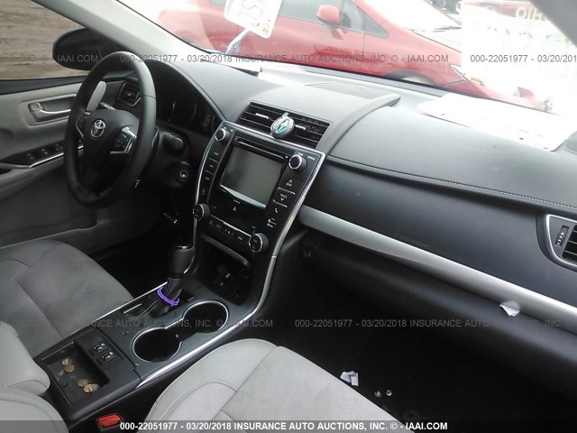 4T1BF1FK5HU625273 - 2017 TOYOTA CAMRY LE/XLE/SE/XSE Blau Foto 5