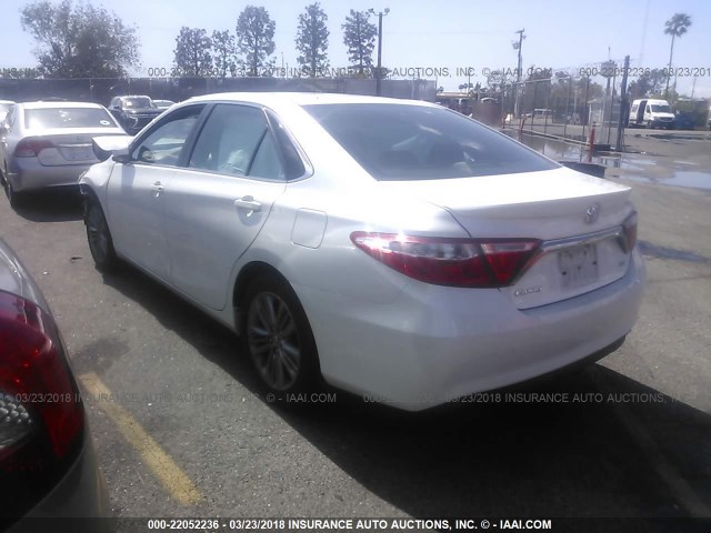 4T1BF1FK5GU157978 - 2016 TOYOTA CAMRY LE/XLE/SE/XSE თეთრი ფოტო 3