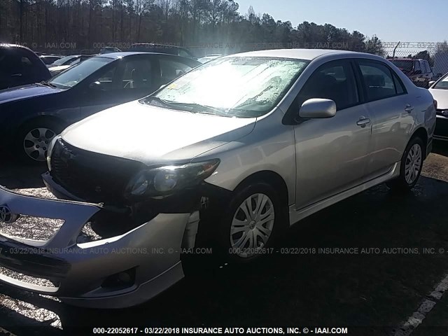 1NXBU40E09Z040435 - 2009 TOYOTA COROLLA S/LE/XLE SILVER photo 2