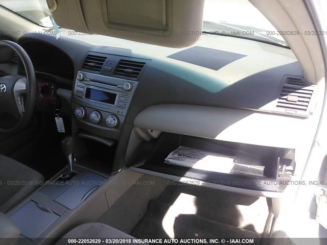 4T4BF3EK4AR042105 - 2010 TOYOTA CAMRY SE/LE/XLE WHITE photo 5