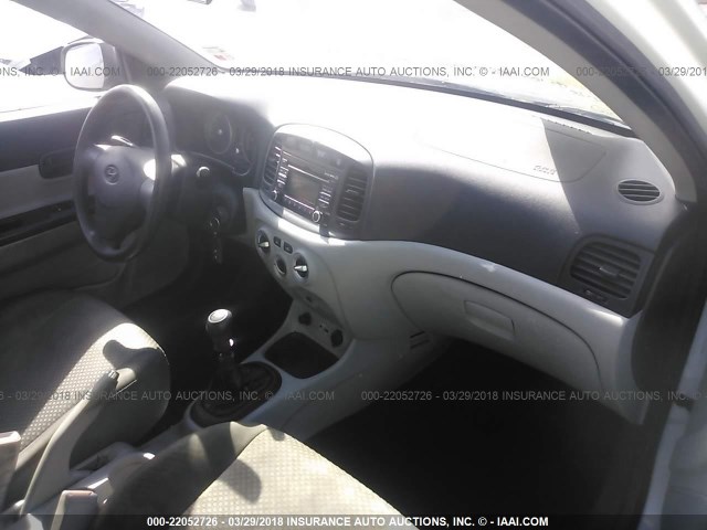 KMHCM3AC3BU186376 - 2011 HYUNDAI ACCENT GL WHITE photo 5