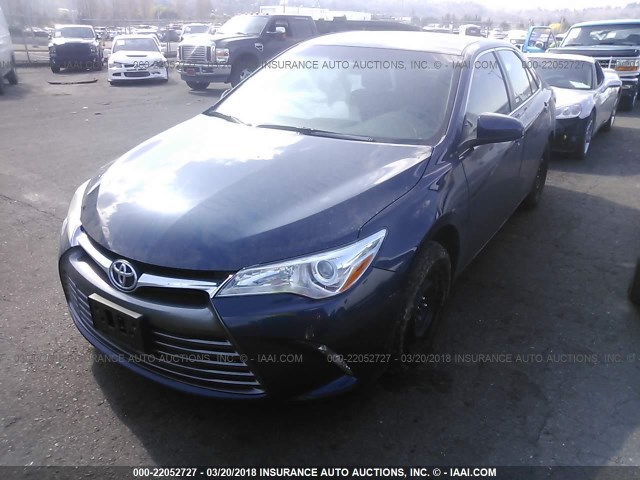 4T1BF1FK3HU629886 - 2017 TOYOTA CAMRY LE/XLE/SE/XSE Gris photo 2