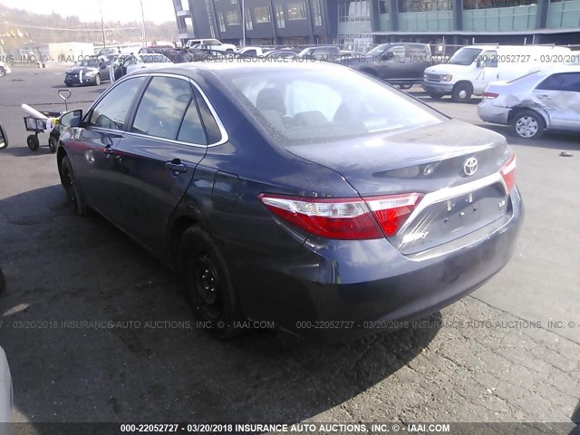 4T1BF1FK3HU629886 - 2017 TOYOTA CAMRY LE/XLE/SE/XSE GRAY photo 3