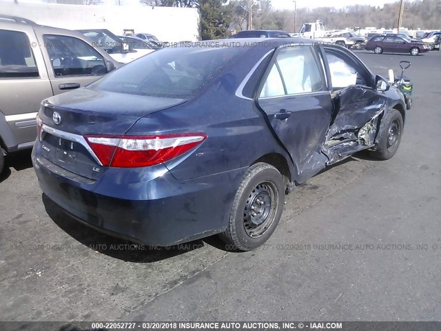 4T1BF1FK3HU629886 - 2017 TOYOTA CAMRY LE/XLE/SE/XSE GRAY photo 4