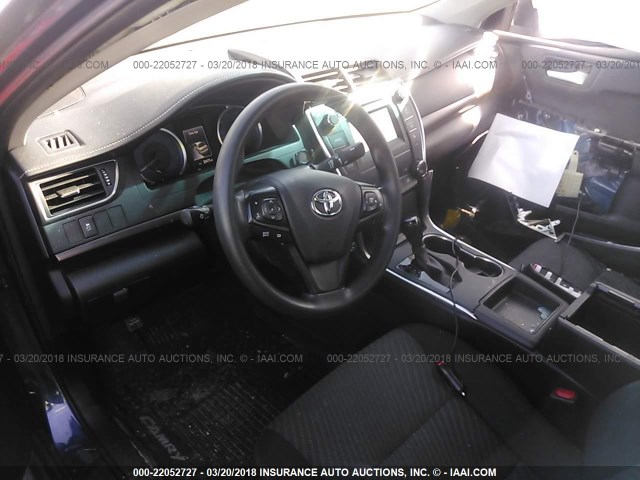 4T1BF1FK3HU629886 - 2017 TOYOTA CAMRY LE/XLE/SE/XSE Gris photo 5