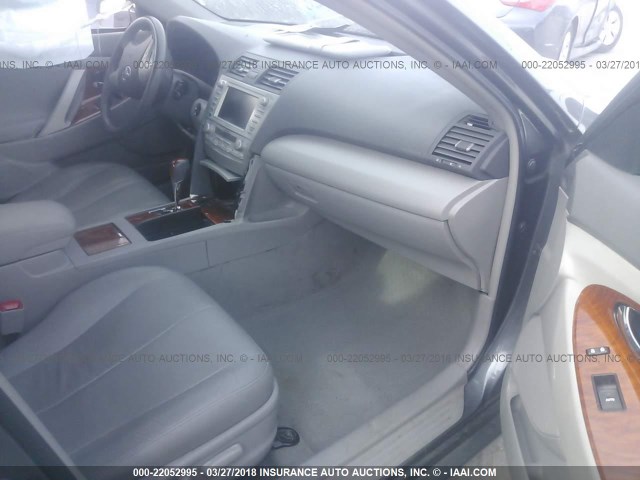 4T1BK3EK4B4632652 - 2011 TOYOTA CAMRY SE/LE/XLE GRAY photo 5