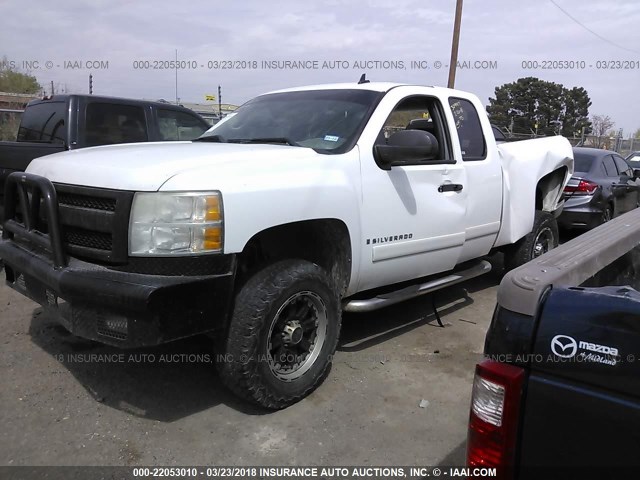 1GCEC190X8Z327213 - 2008 CHEVROLET SILVERADO C1500 WHITE photo 2