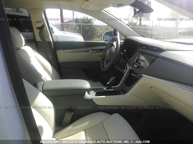 1GYKNBRS2HZ325129 - 2017 CADILLAC XT5 LUXURY WHITE photo 5