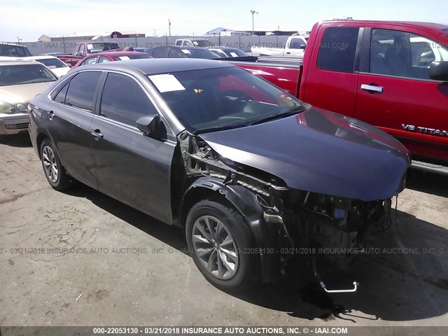 4T1BF1FK0FU012152 - 2015 TOYOTA CAMRY LE/XLE/SE/XSE ნაცრისფერი ფოტო 1