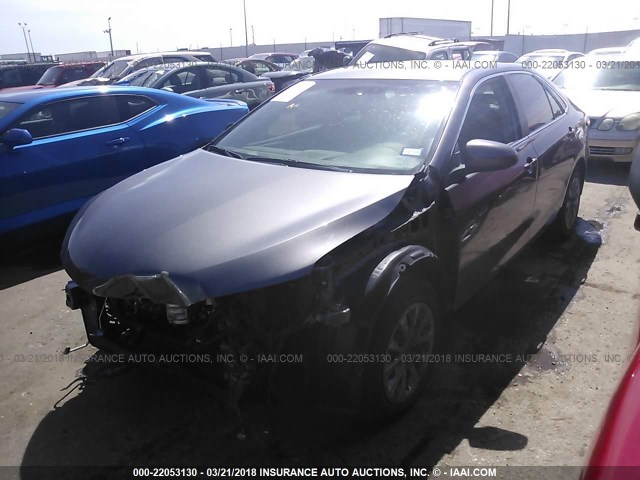 4T1BF1FK0FU012152 - 2015 TOYOTA CAMRY LE/XLE/SE/XSE ნაცრისფერი ფოტო 2