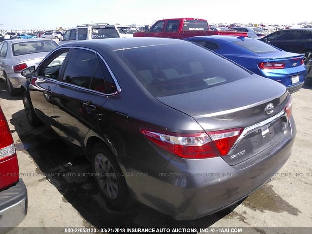 4T1BF1FK0FU012152 - 2015 TOYOTA CAMRY LE/XLE/SE/XSE ნაცრისფერი ფოტო 3