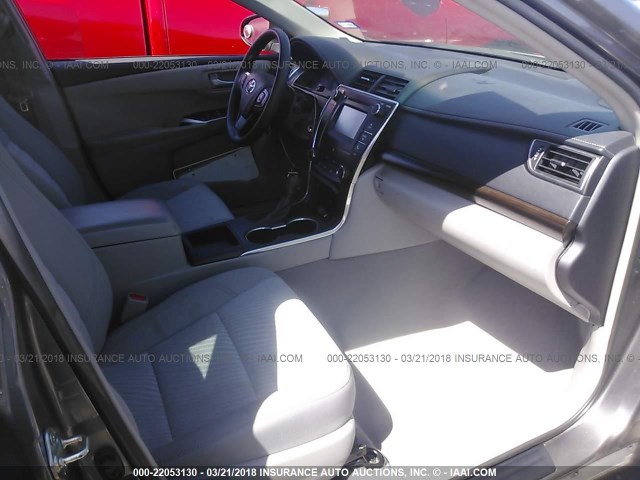 4T1BF1FK0FU012152 - 2015 TOYOTA CAMRY LE/XLE/SE/XSE GRAY photo 5