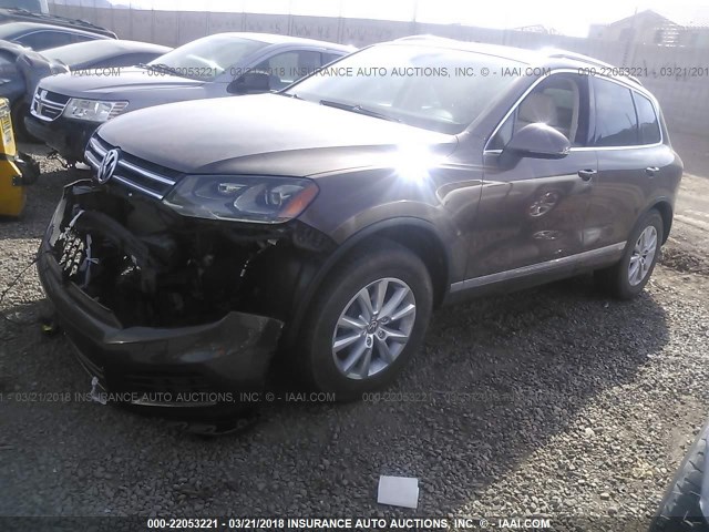 WVGEF9BP9DD000365 - 2013 VOLKSWAGEN TOUAREG V6 BROWN photo 2