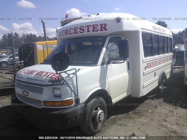 1GBJG31K481186413 - 2008 CHEVROLET EXPRESS G3500  WHITE photo 2