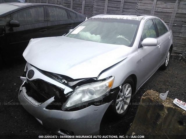 4T4BF3EK5AR048348 - 2010 TOYOTA CAMRY SE/LE/XLE SILVER photo 2