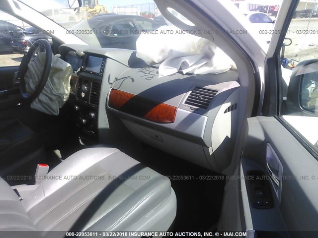 2A8HR54P78R110938 - 2008 CHRYSLER TOWN & COUNTRY TOURING WHITE photo 5