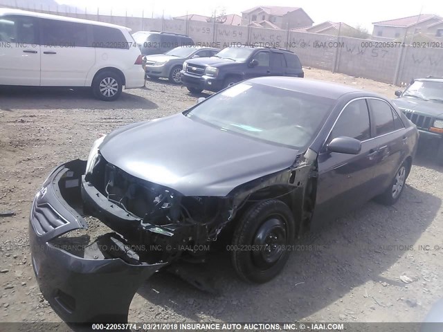 4T1BF3EK1BU163685 - 2011 TOYOTA CAMRY SE/LE/XLE ნაცრისფერი ფოტო 2