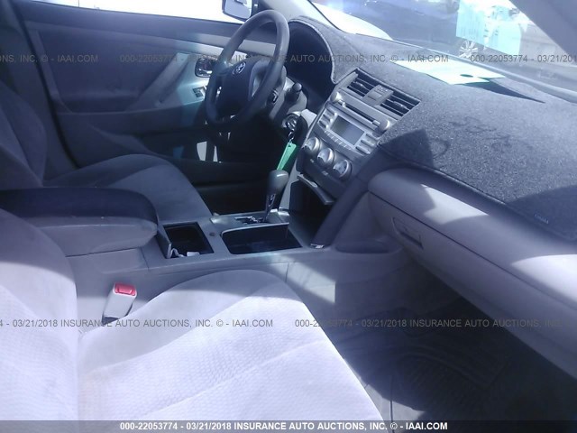 4T1BF3EK1BU163685 - 2011 TOYOTA CAMRY SE/LE/XLE ნაცრისფერი ფოტო 5