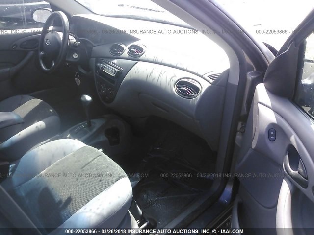 1FAFP34344W129251 - 2004 FORD FOCUS SE COMFORT/SE SPORT GRAY photo 5