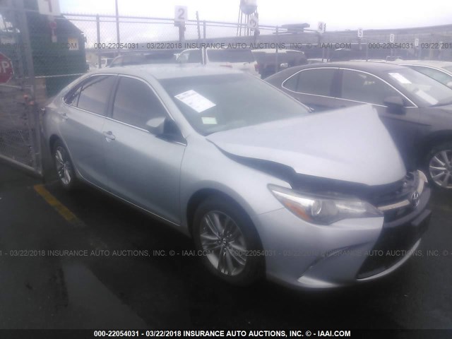 4T1BF1FK8HU300374 - 2017 TOYOTA CAMRY LE/XLE/SE/XSE Silber Foto 1