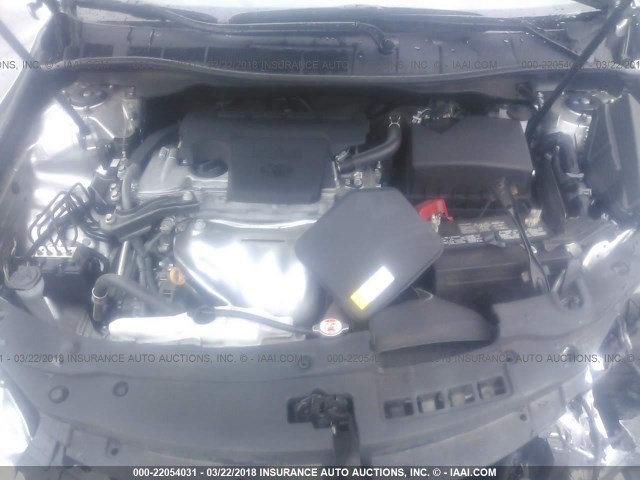 4T1BF1FK8HU300374 - 2017 TOYOTA CAMRY LE/XLE/SE/XSE Silber Foto 10