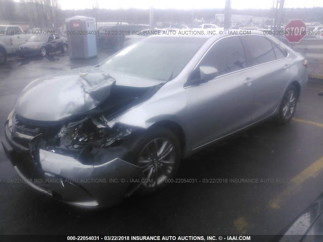 4T1BF1FK8HU300374 - 2017 TOYOTA CAMRY LE/XLE/SE/XSE Silber Foto 2
