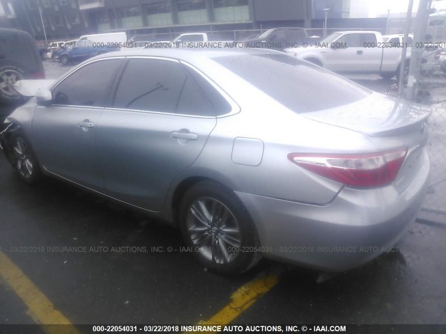 4T1BF1FK8HU300374 - 2017 TOYOTA CAMRY LE/XLE/SE/XSE Silber Foto 3
