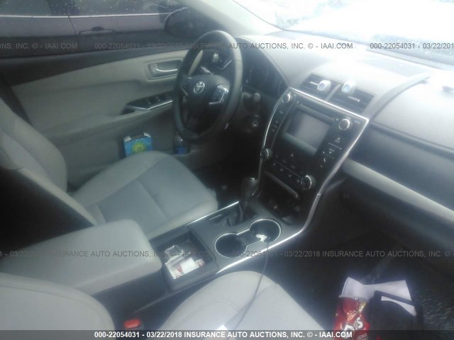 4T1BF1FK8HU300374 - 2017 TOYOTA CAMRY LE/XLE/SE/XSE Silber Foto 5