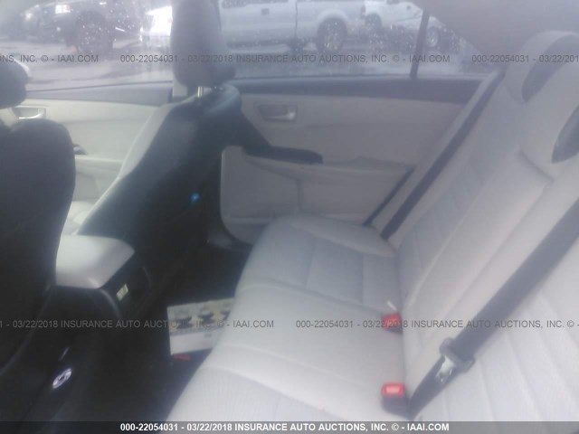 4T1BF1FK8HU300374 - 2017 TOYOTA CAMRY LE/XLE/SE/XSE Silber Foto 8