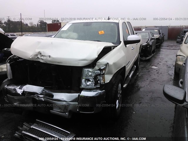 3GCPCSE04DG150883 - 2013 CHEVROLET SILVERADO C1500 LT WHITE photo 2