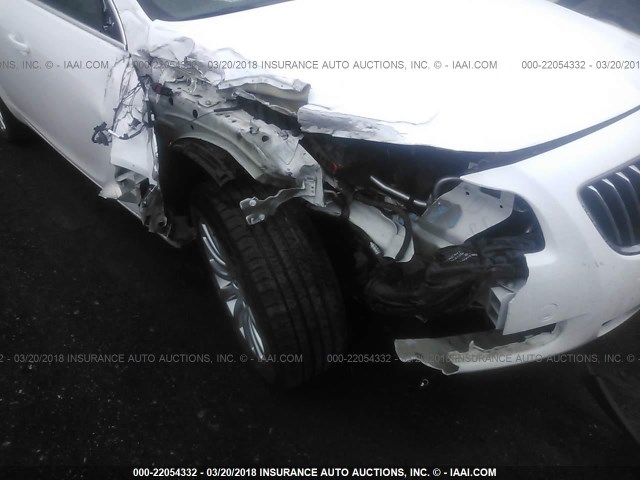 W04GU5GCXB1013006 - 2011 BUICK REGAL CXL WHITE photo 6