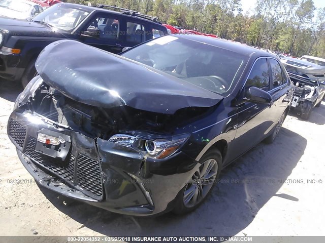 4T1BF1FK2FU481467 - 2015 TOYOTA CAMRY LE/XLE/SE/XSE BLACK photo 2