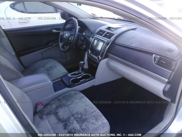 4T1BF1FK5CU082242 - 2012 TOYOTA CAMRY SE/LE/XLE ვერცხლისფერი ფოტო 5