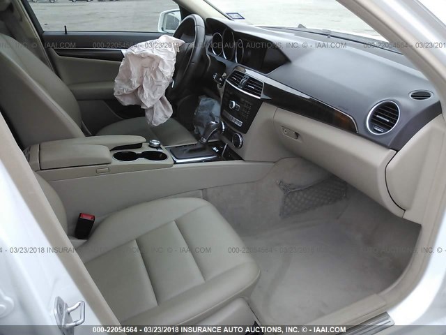 WDDGF4HB2DA849546 - 2013 MERCEDES-BENZ C 250 WHITE photo 5