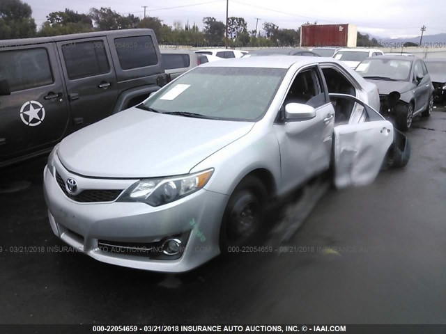 4T1BF1FK7EU367026 - 2014 TOYOTA CAMRY L/SE/LE/XLE 银色 照片 2