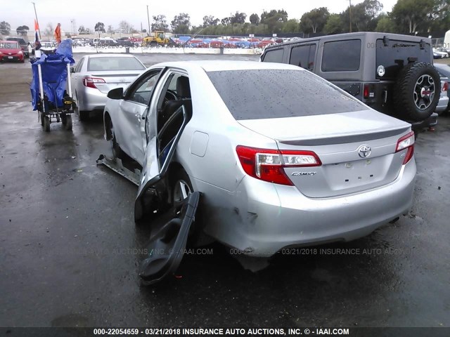 4T1BF1FK7EU367026 - 2014 TOYOTA CAMRY L/SE/LE/XLE 银色 照片 3